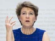 Umweltministerin Simonetta Sommaruga präsentiert das Klimapaket, das der Bundesrat der Verwaltung verordnet. Die Bundesangestellten sollen weniger fliegen - und wenn, dann Economy statt Business. (Bild: KEYSTONE/PETER SCHNEIDER)