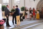 Für die besten Berufsleute gab es einen Blumenstrauss. (Bild: Yann Lengacher)