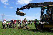 Der Spatenstich für das neue Auengebiet. (Bild: Eddy Schambron)