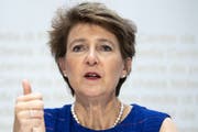 Umweltministerin Simonetta Sommaruga spricht an einer Medienkonferenz über das Klimapaket der Bundesverwaltung. (KEYSTONE/Peter Schneider)