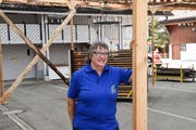 Hilde Sprenger, OK-Leiterin des Dorffests, in der «Chnebelhütte» auf dem Wieziker Dorfplatz. (Bilder: Roman Scherrer)