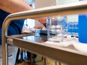 In Deutschland sind Ärzte nicht verpflichtet, Patienten nach einem Suizidversuch gegen deren Willen das Leben zu retten. Das entschied das oberste Zivilgericht. (Bild: KEYSTONE/CHRISTIAN BEUTLER)