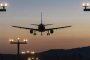 Am Flughafen Zürich sollen die spätesten An- und Abflüge künftig einige Minuten früher stattfinden. (Christian Beutler/Keystone)