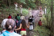Die Zuschauergruppe wird im Guggenloch in Lütisburg zum Waldluftbad geladen. (Bild: Sascha Erni)