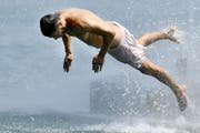 Wer ins Wasser springt, sollte sich zuvor abkühlen. (Bild: Walter Bieri/Keystone)
