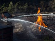 45'000 Fässer Whiskey sind im US-Bundesstaat Kentucky den Flammen zum Opfer gefallen. (Bild: KEYSTONE/AP Courier Journal/PAT MCDONOGH)