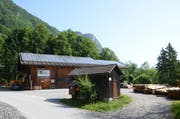 Rechts vom bestehenden Gebäude soll der Unterstand entstehen. Das Treibstofflager im Vordergrund wird abgerissen. (Bild: Corinne Hanselmann)