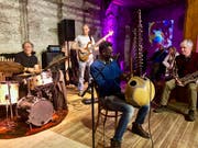 Eine Jamsession in den baufälligen Räumen des Hofs. (Bild: PD)