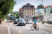 Im Sommer kommt es vermehrt zu Abbiegeunfällen zwischen Velos und Autos. So auch auf der St. Gallerstrasse in Wittenbach. (Bild: Urs Bucher)
