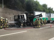 Die Führerkabine des Anhängerzugs geriet in Brand. Die Feuerwehr war rasch zur Stelle.