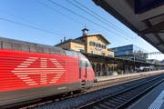 Umstrittene Praxis: Um Verspätungen aufzuholen, streichen die SBB kurzerhand Halte an Bahnhöfen in kleineren Städten. Zuletzt etwa in Baden. (Bild: Claudio Thoma)