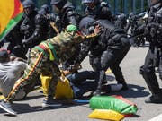 In Genf ist es am Samstag bei Protesten gegen den im Hotel Intercontinental logierenden Präsidenten Kameruns, Pau Biya, zu Auseinandersetzungen zwischen Gegnern und Befürwortern des Präsidenten gekommen. (Bild: KEYSTONE/MARTIAL TREZZINI)