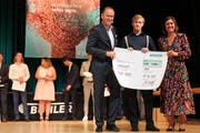 Manuel Inauen aus Kirchberg hatte während seiner vier Lehrjahre einen Gesamtdurchschnitt von 5,48 erreicht. CEO Stefan Scheiber und Verwaltungsrätin Karin Bühler gratulierten ihm mit einem symbolischen Scheck über 1000 Franken.