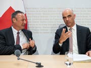 Wollen gemeinsam die zahlreichen Herausforderungen bei der Altersvorsorge meistern: Sozialminister Alain Berset (rechts) und Stéphane Rossini, der designierte Direktor des Bundesamts für Sozialversicherungen. (Bild: KEYSTONE/Peter Schneider)