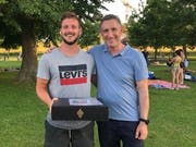 Claudio Künzli nimmt die Gratulationen vom Ermatinger Gemeindepräsidenten Urs Tobler entgegen. (Bild: PD)