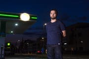 Oliver Rickli in Cham, wo er für seine Masterarbeit nachts spazieren ging. (Bild: Boris Bürgisser, 3. Juli 2019)