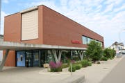 Die Raiffeisenbank in Schwarzenbach wurde am Dienstagnachmittag von einem unbekannten Täter überfallen. Er erbeutete allerdings nur einige tausend Franken. (Bild: Hans Suter)