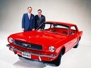 Der frühere Chrysler-Chef Lee Iacocca (links) galt als einer der Väter des Ford Mustang. (Bild: KEYSTONE/EPA/FORD / HO)