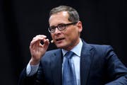 Verbringt seine Zeit lieber auf öffentlichen Podien als im Bundesparlament: SVP-Nationalrat und Weltwoche-Verleger Roger Köppel. (Bild: KEYSTONE/Anthony Anex)