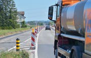 Die Vorbereitungen für den Deckbelagseinbau auf der Kantonsstrasse sind abgeschlossen. Ab Montag ist sie gesperrt. (Bild: Mario Testa)