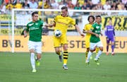 Dortmunds zweifacher Torschütze Jacob Bruun Larsen (Mitte) und St.Gallens Jordi Quintillà. (Bild: Ralph Ribi)