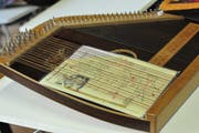 Noten direkt unter den Saiten der Zither machen das Spiel leichter. (Bild: Mario Testa)