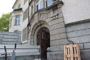In den Ferien waren Handwerker im Schulhaus. Ginge es nach den unzufriedenen Eltern, gäbe es noch mehr in Ordnung zu bringen. (Bild: Gert Bruderer)