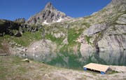 Vom Floss aus wird Geist Theobald die Besucher besingen. (Bild: Natascha Dittli, Obersee)