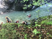 Rettungskräfte konnten in der Jaunbachschlucht einen abgestürzten Wanderer retten. Der Mann wurde verletzt ins Spital gebracht. (Bild: Kantonspolizei Freiburg)