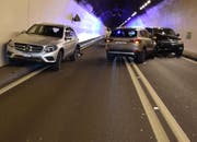 Beide Fahrspuren im Loppertunnel waren nach der Kollision blockiert. (Bild: Kantonspolizei Nidwalden)