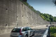 Die Stützmauer an der Umfahrungsstrasse in Teufen bleibt vorerst so, wie sie ist.Bild: Ralph Ribi