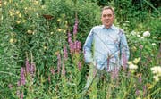 Andi Götz in seinem Garten. Er engagiert sich seit vielen Jahren für den Klimaschutz und den Naturschutz. Bild: PD