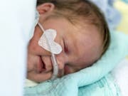 Die Sprachentwicklung beginnt schon im letzten Schwangerschaftsdrittel, haben Forscher gezeigt. Frühchen, welche diesen «Kurs» verpassen, benötigen nach der Geburt ein spezielles akustisches Umfeld. (Bild: Keystone/GAETAN BALLY)