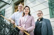 Die beiden Vizepräsidenten Markus Blättler (Primarschule) und Michael Thurau (Sekundarschule) bei der Amtsübergabe an die neue Schulpräsidentin Seraina Perini am 2. Mai 2019. (Bild: Andrea Stalder)