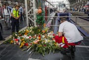 Grosse Anteilnahme: Auf diesem Gleis am Frankfurter Hauptbahnhof starb der 8-jährige Bub. Bild: Frank Rumpenhorst/Keystone (30. Juli 2019) (Bild: keystone-sda.ch)
