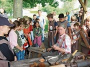 Am Freitagnachmittag erhalten Schulklassen die Möglichkeit, im Geschichtsunterricht in das Mittelalter einzutauchen. Bilder: Hans Suter