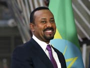 Am Montag erschien Äthiopiens Regierungschef Abiy Ahmed für einmal nicht in der Schale zur Arbeit: Als einer von 23 Millionen Freiwilligen pflanzte er Bäume. Insgesamt sollen diesen Sommer vier Milliarden Bäume gepflanzt werden, um die Umweltprobleme des Landes zu lindern. (Bild: Keystone/AP/FRANCISCO SECO)