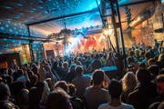 Im ehemaligen Fabrikgebäude Conrad Sohm gibt es am Kultursommer hochkarätige Konzerte und legendäre Vegihotdogs. (Bild: PD)