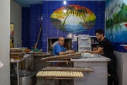 Ein Syrer bei der Arbeit in einer Bäckerei in Istanbul. (Bild: Bülent Kil, Istanbul)