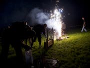 Feuerwerk am 1. August hat Licht- und Schattenseiten gleichermassen. Ein achtsamer und sachgerechter Umgang mit den Feuerwerkskörpern verhindert Verletzungen und Brände. (Bild: Keystone/ENNIO LEANZA)