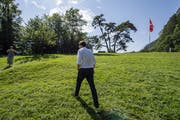Hintergrundgespräche mit Journalisten: SVP-Präsident Albert Rösti auf dem Rütli. Bild: Urs Flüeler/Keystone (25. Juli 2019)