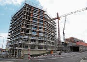 Das Haus West beim Cornet-Kreisel steht. Es ist eines von fünf Gebäuden der Löwengarten-Überbauung. Bild: Ines Biedenkapp