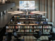 Weniger physische Bücher, mehr elektronischer Lesestoff: Schweizer Bibliotheken. (Bild: KEYSTONE/CHRISTIAN BEUTLER)