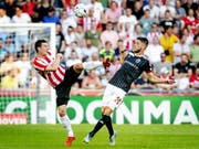Eindhovens Nick Viergever (links) im Kampf um den Ball gegen Basels Ricky van Wolfswinkel (Bild: KEYSTONE/EPA ANP/ROBIN VAN LONKHUIJSEN)