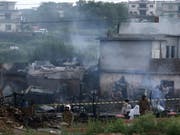 In Pakistan stürzt ein Kleinflugzeug der Luftwaffe in ein Wohngebiet am Rande der Millionenstadt Rawalpindi. Fünf Häuser gehen in Flammen auf, fünf Crewmitglieder und mindestens 14 Zivilisten sterben. (Bild: Keystone/EPA/T. MUGHAL)
