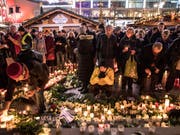 Trauer nach dem Anschlag auf einen Berliner Weihnachtsmarkt im Dezember 2016. Die Polizei gibt sich in einem Bericht zu ihrem Vorgehen selbstkritisch. (Bild: KEYSTONE/EPA/OMER MESSINGER)