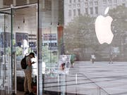 Ein Kunde im Laden des US-Technologiekonzerns Apple in Chicago. (Bild: KEYSTONE/AP/AMR ALFIKY)