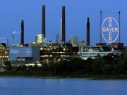 Der Leverkusener Chemiekonzern Bayer steht wegen des extremen Wetters aber auch wegen immer mehr Klagen im Zusammenhang mit Krebsrisiken bei seinem glyphosathaltigen Unkrautvernichter unter Druck. (Bild: KEYSTONE/AP/CLAUDIA SCHMIEDT)