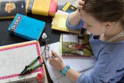 Viele Schüler nutzen die Ferienzeit, um sich fürs neue Schuljahr fit zu machen. (Bild: Keystone)