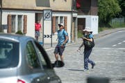 Zuweilen kommen sich Touristen und Verkehrsteilnehmer ziemlich nahe. (Bild: Dominik Wunderli, Alpnachstad, 24. Juli 2019)